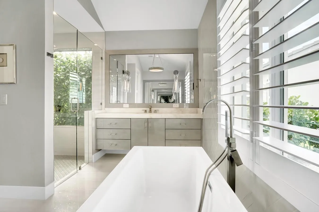 White Gloss Custom Cabinets for New Home Construction